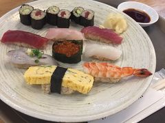 成田空港で乗り換えまで意外と時間がなく、

フードコートで軽食。

夫の食べたお寿司。美味しかったそう！