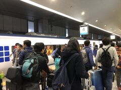 流石に年末の朝とあって、関西空港駅も人が多い。
思えばこれまでの旅は深夜便が多かった為、これが普通なのだと実感。
