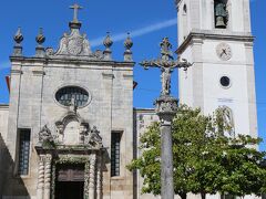 最後に訪れたのは「カテドラル」

16世紀の創建後も様々な改修が施され
正面ファサードはバロック様式。

イスラムの雰囲気漂う鐘楼と、カテドラル広場に立つ
マヌエル・ゴシック様式の十字架が印象的です。