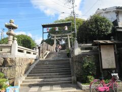 　倉敷えびす通のはずれの左側に、「阿智神社」に行く西参道の入口がありますが、左側でなく通りの先が「本通り商店街：本町通り」になります。