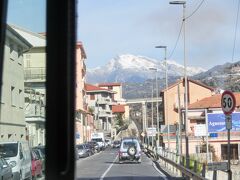 バスの車窓（フロントガラス）からの景色。
山には雪が積もってますね！
