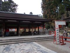 春日神社に
拝礼所にて拝礼

55年ぶりの参拝は昔の記憶がない。