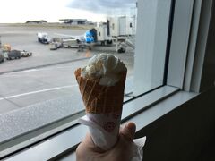 那覇空港に到着。
乗り継ぎ時間に、ブルーシールズの塩ちんすこうアイスを食べる。
塩ちんすこうアイス、おいしいな～。