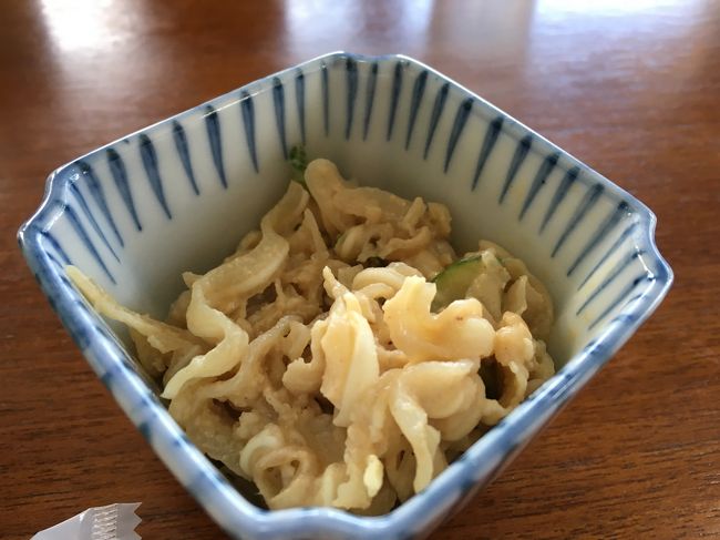 やいま村で、昼食を食べた。<br />ミミガーの小鉢。このピーナッツ味？が結構気にいっている。