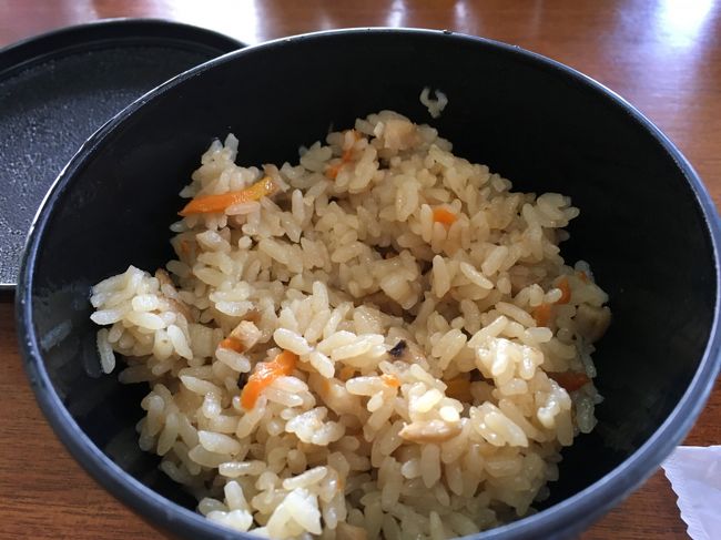 じゅーしー。という名の炊き込みご飯。<br />沖縄の独特のものがあるのかないのか、よくわからない普通の炊き込みご飯。<br />でも、炊き込みご飯は好きなので美味しく頂いた。