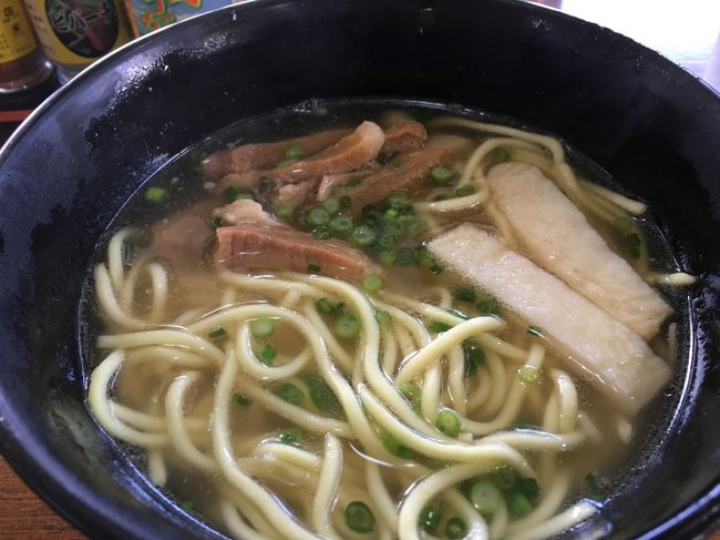 八重山そば。<br />沖縄そばとどう違うのかというと麺らしい。<br />麺が丸いのが八重山そばらしい。<br />かまぼこみたいなのと、豚肉？がのっていた。