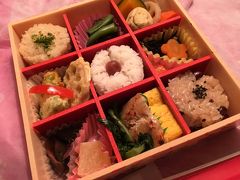 羽田空港にもどってきた。
夕飯用にお弁当を購入。

初めてのツアー参加だった二泊三日、本当に恵まれた時間だった。
一緒に参加した人々のお人柄がみな良かったのも幸いし、
添乗員さんやドライバーさんやバスガイドさんにも恵まれた。
ホテルはお風呂に関してはイマイチに感じだけれど、悪いホテルではなかったし。むしろ清潔感とか広さとかは問題なかった。
何よりやはりこの安さでこの内容はすごいよね、とツアーの良さは満喫できた。
今までずっと個人で旅行していたけど、今後はツアーもありだよね、と夫婦で話し合った。
と、言ってもツアーの内容にもよるのかもしれないけど。

今回のツアーは石垣空港から添乗員さんがつくツアーだったし、観光地では集合時間まで自由行動が多かった。それが気楽だった。


