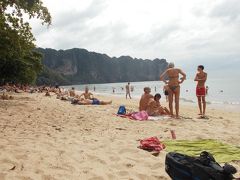 食事の後はアオナンビーチに泳ぎに行きました。