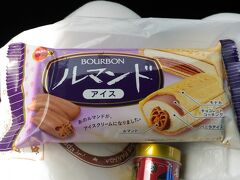 ツレの運転で初の佐久市へとやって来ました♪
佐久平ＰＡで、トイレ休憩と観光パンフレットで情報収集。

私は売店で“ルマンドアイス”を見つけ早速購入。
冬の新潟で食べた以来なので、嬉しい！！
“八幡屋礒五郎”の七味唐辛子も買ってしまいました。
ルマンドアイス、関東では発売しないのかなぁ？