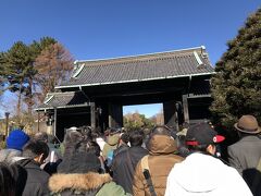 乾門到着です
ここを出て、北の丸公園に行きます。