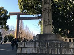 靖国神社に着きました。
そんなに人出はないように見えます。
ひょっとしたら毎年あった出店がなくなっているので
余計そう見えるのかもしれません。