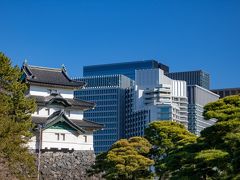 富士見櫓と現代的なビルの対比が面白い
