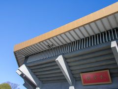 お昼は三國シェフの店でと思い
お店まで行ってみましたが
案の定満席。
とりあえず靖国神社に行ってみる事にしました。

武道館の前を通って行きますよ～。
