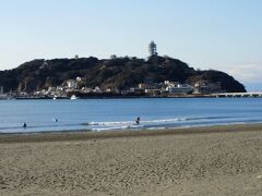 海岸に出て江ノ島を眺めてみました。この日は天気がよかったので、サーファーやトレーニングする人で賑わっていました。この後、七里ヶ浜へ行く予定でしたが、西の空は曇っていたため、腰越から江ノ電で鎌倉まで移動することにしました。