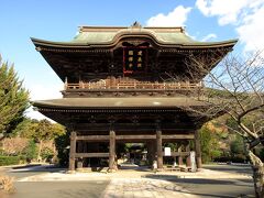 鶴岡八幡宮を過ぎると、急な坂が続き、建長寺までは20分ほどかかりました。建長寺は鎌倉五山の第一位の寺で、臨済宗建長寺派の大本山です。1253年に鎌倉幕府の執権・北条時頼によって建立されました。立派な三門は建長寺を代表するもので、楼上には五百羅漢などを安置しています。
