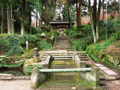 北鎌倉から歩いて10分の浄智寺をお参りします。浄智寺は鎌倉五山の第四位であり、境内はとても緑が豊かで、特に総門付近は苔むした石段で風情ある参道になっています。
