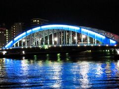 勝どきから地下鉄で門前仲町まで行き、永代橋を渡って人形町まで行きます。こちらは青白い光でライトアップされていました。東京には美しい橋がたくさんあり、橋巡りの旅もおすすめです。人形町で一泊して次の日は再び鎌倉へ。