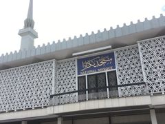 買い物後はぶらぶらしてみる。

PASAR SENI駅から歩ける国立モスクにきてみた。
外観から、最初モスクだとは思わなかった～

マレーシアの道はどこから渡ったらいいのかよくわからず、うろうろしてしまった(^_^;)