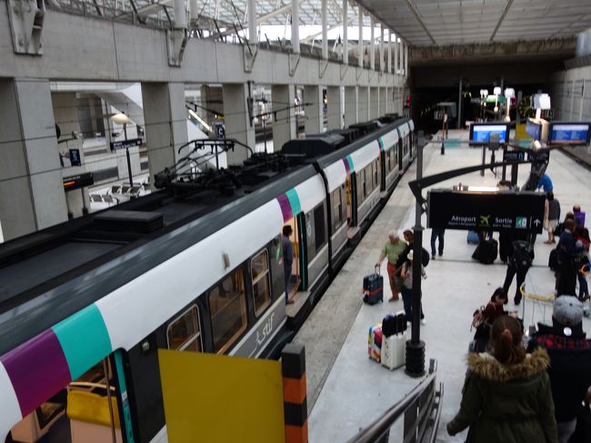 まずは荷物を預けに宿まで行くことにした。空港からバスで行こうか迷ったが，電車で。