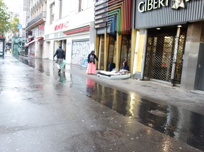 シャトー・ド (Château d'Eau)駅で降りた。外は雨上がりだった。店の前でマットを敷いて野宿していた人がいた。イスラム系移民か？
