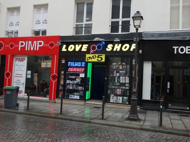 いわゆるエロい店。何を売っているのかはショーウィンドウからうかがい知るしかない。