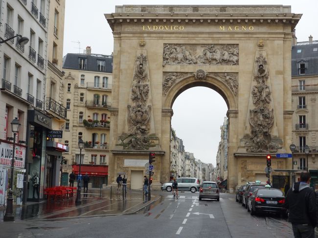 こういう門を見るとここがヨーロッパの古い街であることを感じる。