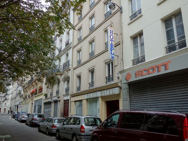 数日お世話になった宿。Palace Hotel。hotels.comで予約した。1泊65ユーロ。3件ほど隣にコインランドリーがあることが選択する上での大きなポイントだ。到着後、チェックインまで英語が通じない留守番の人しかおらず，英語が通じる奥さんが来るまで1時間程待つことになった。まあ一服できてよかった。エレベーターがなく，荷物を抱えて螺旋階段を登らなければならなかったが、これはhotels.comの口コミにも書かれており、想定内だった。<br /><br />なお、フランス語でコインランドリーはLaverie Libre Serviceというので、この言葉で検索する。また、水が硬水なので現地の洗剤を買って使った方がよい。たいていはコインランドリーで売っている。無いときはスーパーで大きいのを買ってしまう。今回は2回洗濯した。