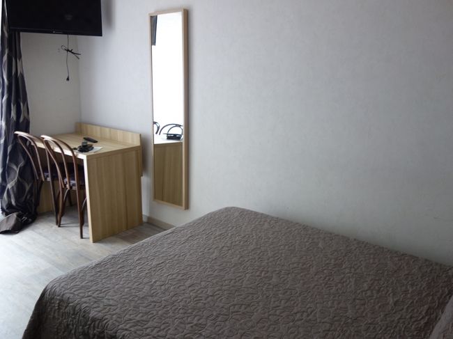 撮影のタイミングは後先になるが，室内の様子。コンセントがあまりなく，テレビの裏からとった。ACタップを持っていって正解だった。トイレやシャワーは清潔だったが，シャワーの水量は少ない。まあしかたない。