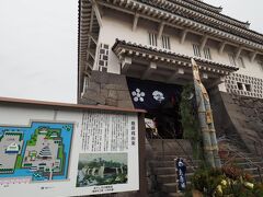 姫松屋の目の前の島原城に行ってみます。
『別称「森岳城」。キリシタン大名の有馬氏にかわってこの地に入った松倉重政によって、1618年（元和4）から25年（寛永2）にかけて築城された。37年に起こった島原の乱では一揆勢の攻撃を受けたが、もちこたえた。乱後松倉氏は改易となり、松平、戸田、ふたたび松平と城主をかえて明治維新に至った。』
http://shimabarajou.com/