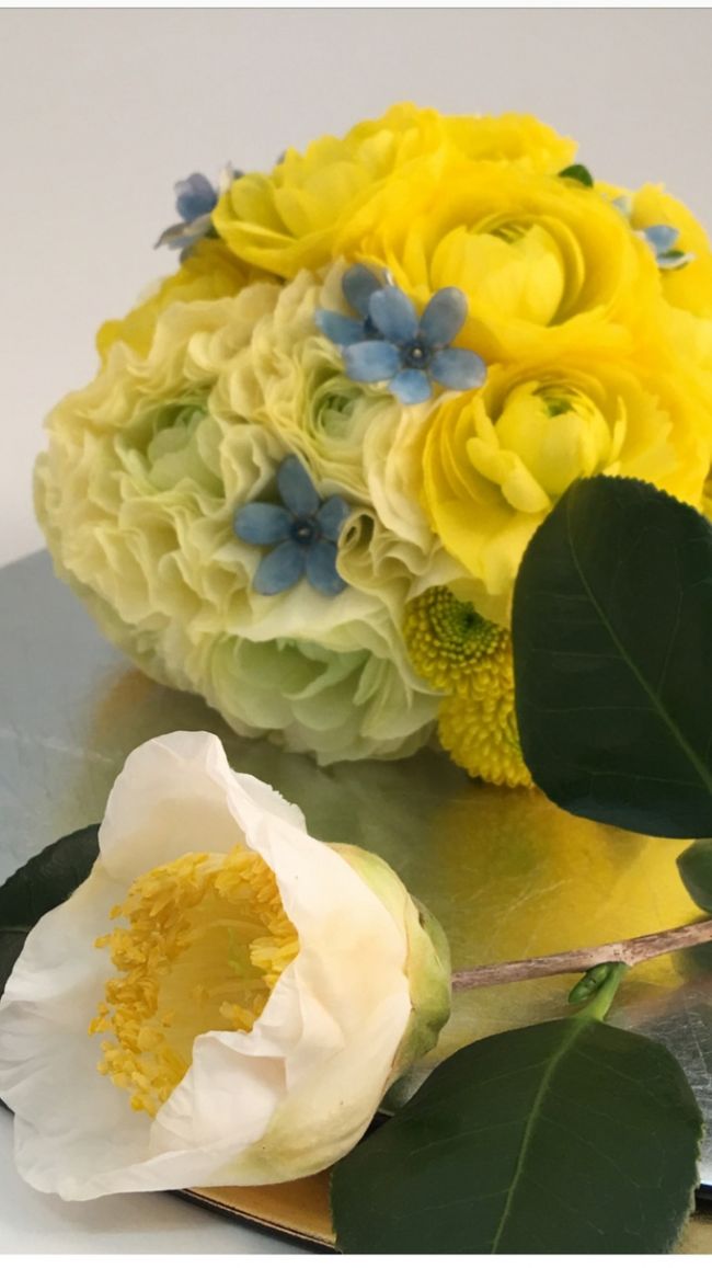 来週から　倫敦に行くので　それまでにアップしたかったので　いつもよりひどいできになったｗ　ロンドン後は　多分　五月に日本に行くまで　旅行の予定は　なし<br />3月に　夫の大きなプロジェクトがあったのだが、、それが　この数日で　動きがあり、、わしとしては　彼には悪いけど安心している、、ｗ　などと　私情をｗｗ<br /><br />前回のスターウォーズ日本いきも　写真が重複していたりして、、アイフォーンでだらだらアップしていると　何故か　時系列順になってなかったりして、、言い訳でするｗｗ<br /><br />バリ島は　桜島みたいに長く付き合う事になるのか、、　５４年前みたいに　どかんと行くのか、、はっきりしてほしい、、でも　飛行機が飛ぶ限り　詣でる所存です<br /><br />今年も良い旅をわれらに♪<br /><br />写真は　ロックスクリーンに使ってる　インスタか　トゥイッタァからの無断拝借もの、、（もしかしたら　和光か　家庭画報かも、、）問題あったら　削除しまする、、　お花を和菓子風に生けてある　秀逸♪　と言うか　おもがしがお花をまねているのがオリジンではあるが、、ｗｗ<br /><br />追記<br />タンジュンサリで出してるバリ島の紅茶　Dharma　Teaと言う　デンパサールの会社だった、、ウェブサイトがあるのだが、、http://www.dharma-teas.com/index.php　恐ろしいほど商売っ気のないシロモノであったｗ　どこで買えるとか　書いておけば良いのに、、<br /><br />追記の追記　一月6日！ｗｗ<br />見た映画<br />ダークタワー<br />Ｉｔ<br />ゴールデンサークル<br />ヒットマン　ｗボディガード<br />アメリカン　メイド<br />アメリカン　アサシン<br />ダンカーク<br />ヴァレリアン<br />レゴニンジャゴー<br /><br />スティーヴン・キングさま原作が二作♪<br />キングズマン　厳しい目で見るのはやめようｗ<br />ヒットマン、、は面白かった<br />アメリカンメイド　時代の雰囲気は出ていたｗ<br />ダンカークはまるでドキュメンタリーなんだが　これで良いのか<br />レゴ、、ジャッキー・チャンが出ていた、、