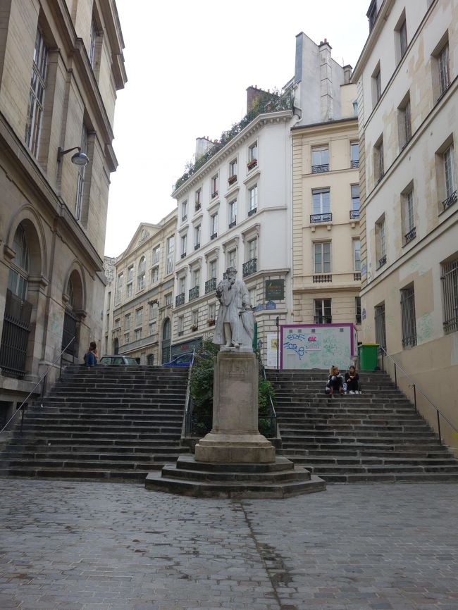 パリ中心部まで来た。階段を登って右側がパリ第6大学。別名，ピエール・マリー・キュリー大学。UPMCという。パリ大学の中でも医学系を専門とする大学と思っていたが、フランスは全体に大学の組織変更がいろいろあってややこしく、医学関連だけでもないらしい。詳しくはHP参照ということになる。