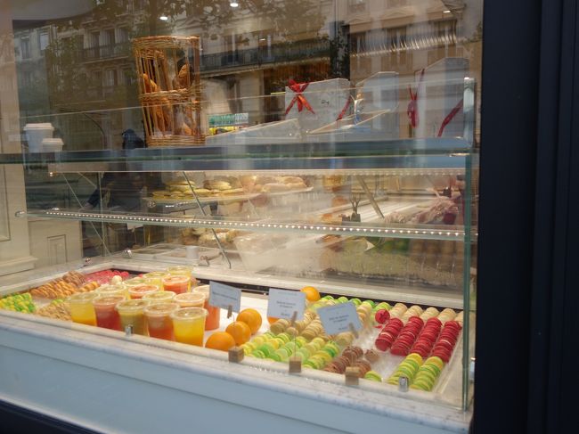 パン屋。マカロンのようなスイーツも扱っているようだ。