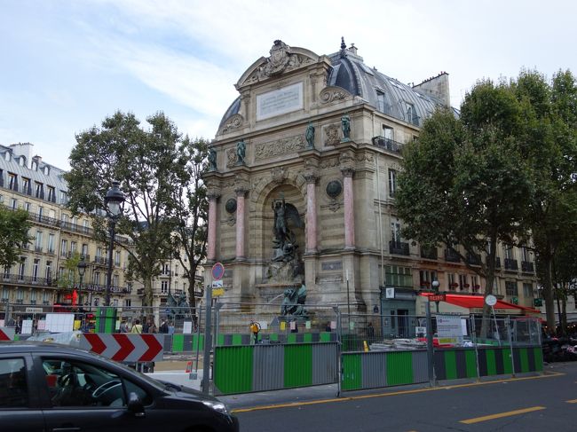 サン・ミッシェル広場。ノートルダム大聖堂のあるシテ島の南側に来たすぐのところ。Saint Michel駅はパリ地下鉄（メトロ）のターミナル駅でもあるので，パリを徒歩や地下鉄（メトロ）で観光するときには重要な地点になる。