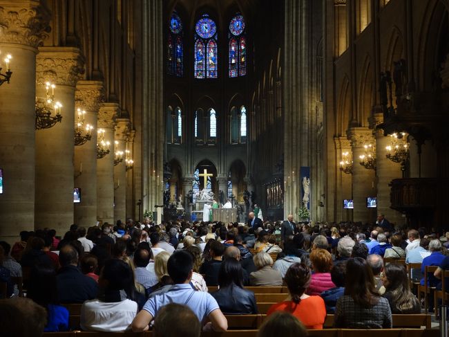 ノートルダム大聖堂では礼拝が行われていた。