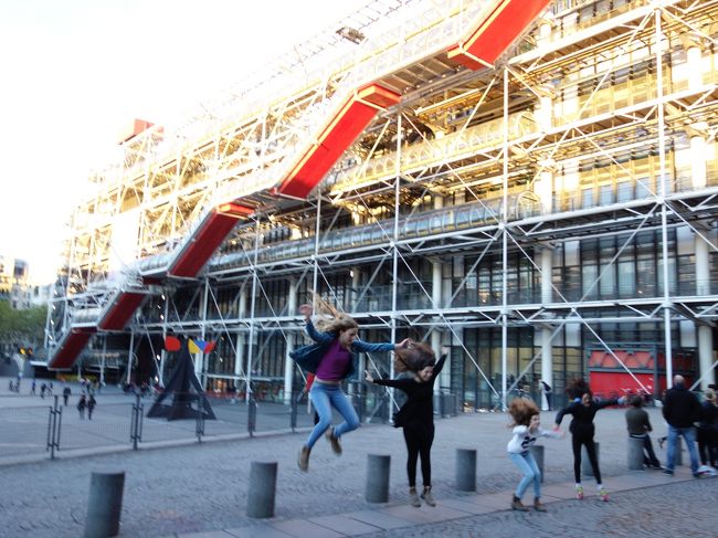 ポンピドゥ・センター。現代芸術関連の文化施設。上階には現代美術の博物館、展示場がある。下の階には図書館などがある。赤い階段のようなものは上階にあがるためのエスカレーター。