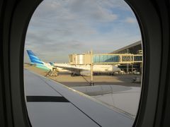 ジャカルタ　スカルノハッタ　ターミナル３に到着です。
大好きGaruda機が、並んでいますので、わくわくしますよ。
