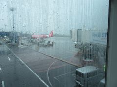 １時間40分（そうアナウンスされたような）で
Denpasar　バリ島に到着です。
大雨ですね・・・やはり雨季・・・おそるべし