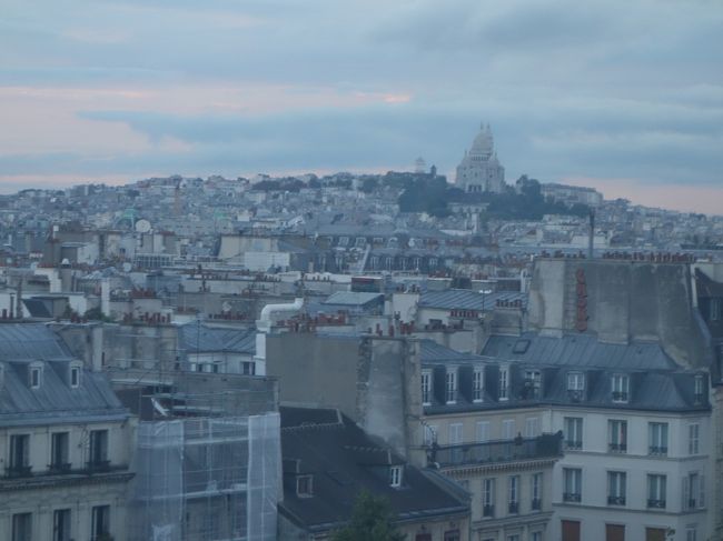 モンマルトルの丘の上に建つサクレクール寺院が見える。丘より大きい（高い）このアンバランスさが独特だ。