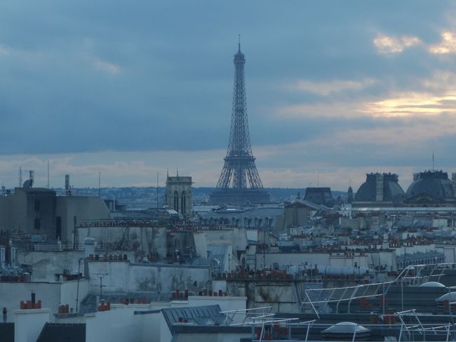 エッフェル塔が見える。