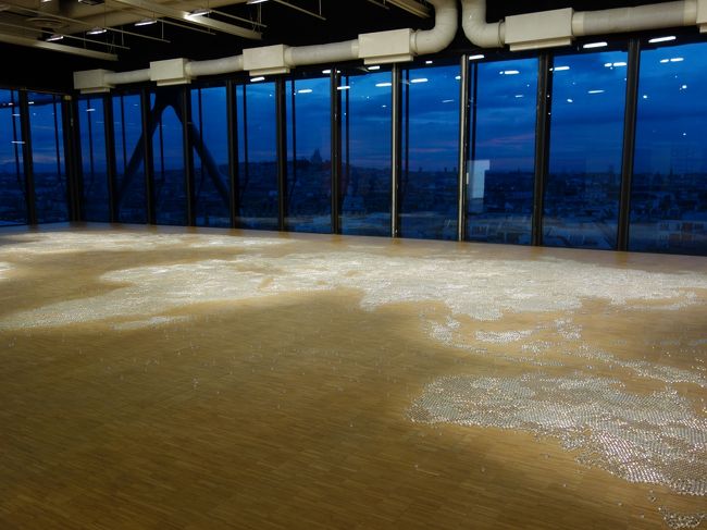 世界地図をガラス玉で作った展示。鑑賞できたのはこういう特別展示だけだった。他の展示は閉館していて見ることができなかった。