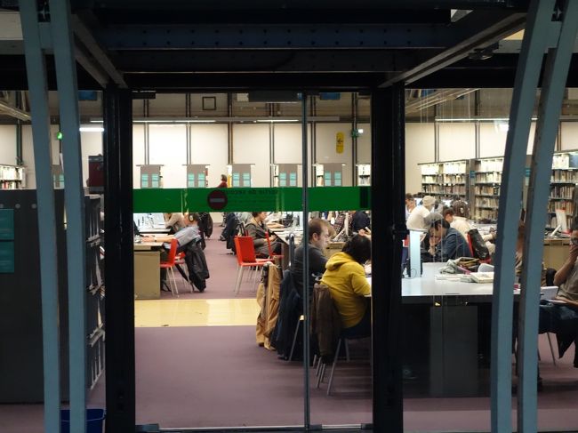 ポンピドゥ・センターの図書館はほぼ満員だった。