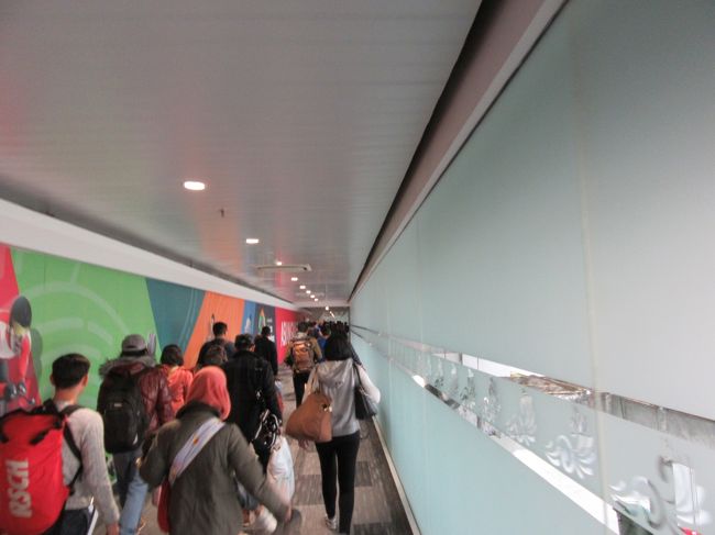 イミグレーションまでの長い長い通路です。＼(◎o◎)／<br /><br />ここから先はジャカルタでクリスマスイブ編<br />https://4travel.jp/travelogue/11317128<br />で、どうぞ。