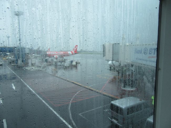 １時間40分（そうアナウンスされたような）で<br />Denpasar　バリ島に到着です。<br />大雨ですね・・・やはり雨季・・・おそるべし