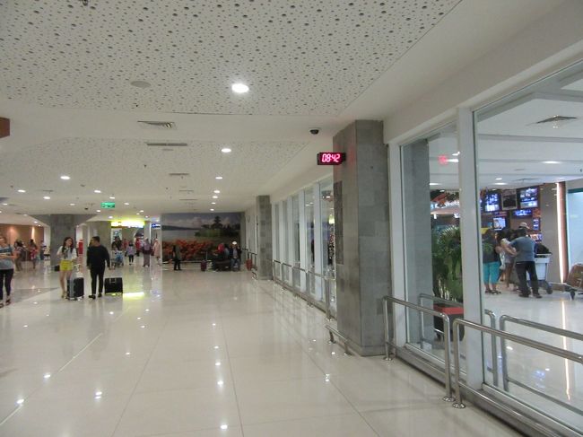 時計でご確認をーーー＼(◎o◎)／　8：42です<br />定刻8：40到着　ですよ！<br />もうトランクもpickupしています。<br />これだから国内線利用はやめられない・・・<br />