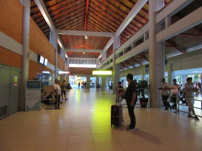 あれーーー？きょろきょろ<br />　タクシーカウンターがない・・・<br />どこへ行った？