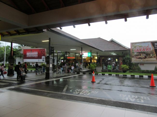 「アーケードの左側に移転したよー」と、インフォメーションのお姉さん<br />てりまっかしーー!(^^)!