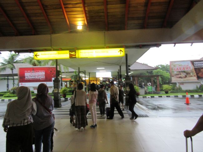 ありがとねん。<br />空港外まで歩いて行きたい人は<br />このアーケードを抜けるとすぐです。<br />５分かかりませんね。<br />