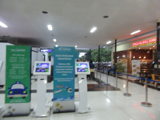 タクシーカウンターです。<br />むむむ、最新式（？）の機械が導入されていますね。<br />脇からドライバーさんたちが、機械の操作方法をレクチャー(笑)<br />しかも、全員で一斉に話し始めるから、なーんも聞き取れないよ。<br />