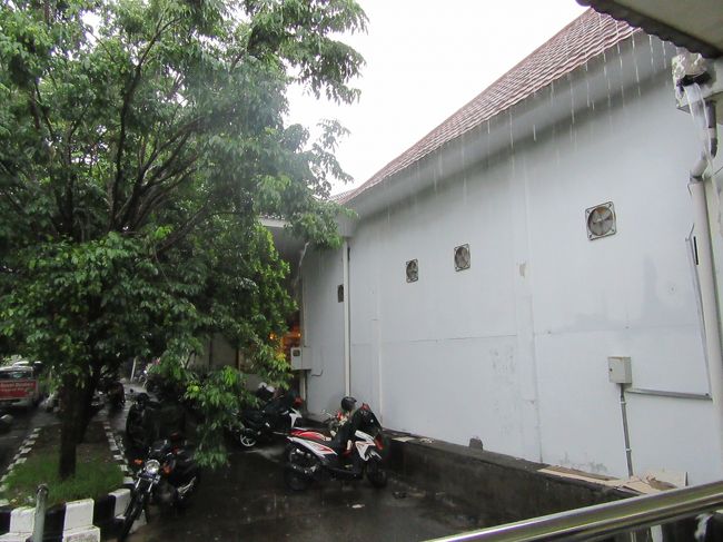 偶然だと思いますが、<br />パダンバイへのタクシーは白いミニバンがあたりました。<br />ラッキーですね。<br />セダンでパダンバイまではちょっときついもんね。