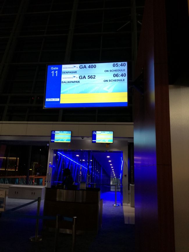 翌朝のターミナル３です。<br />GA400　5：40発に搭乗します。<br />ホテルのシャトルバスでターミナル３のドメスティックで降ろしてもらいます。<br /><br />ジャカルタ乗り換えが面倒だとか、やっかいだとか・・・<br />ノンノン　それは昔の話です。<br />全日空＆日本航空は2018年1月まだターミナル２を使っていますが、<br />スカイトレイン（無料）が開設されていますので、<br />ガルーダ国内線への乗り換えは簡単です。<br />そのうち日系もターミナル３に引っ越しすると思いますが。